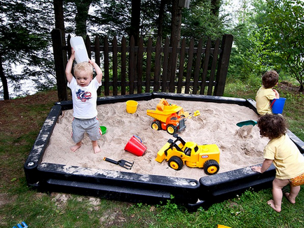 Sandbox pentru copii cu mâinile lor