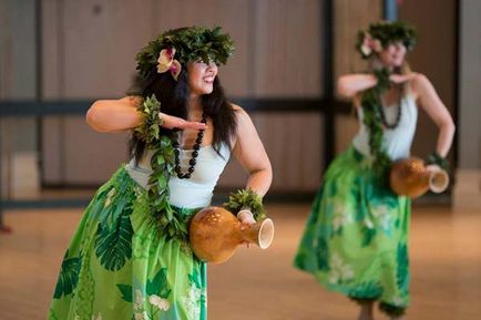 scenariu Hawaiian petrecere, concursuri, muzică, îmbrăcăminte și piese de schimb în stilul Hawaii