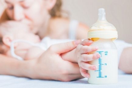 Cum să se hrănească sticla de nou-născut cu un amestec de reguli de bază