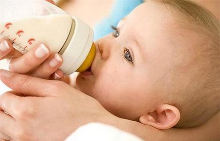 Cum să se hrănească sticla de nou-născut cu un amestec de reguli de bază