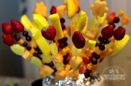Cât de frumos Lodge ananas pe o masă festivă cum să mănânce ananas