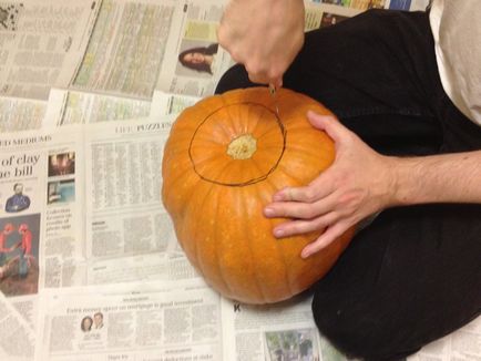 Cât de frumos să taie un dovleac de Halloween în etape