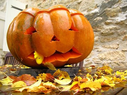 Cât de frumos să taie un dovleac de Halloween în etape