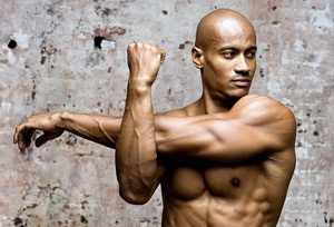 Cum de a construi triceps dvs. la gantere la domiciliu și push-up-uri, program de formare, video ca