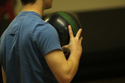 Cum să stăpânească tehnica de a juca bowling