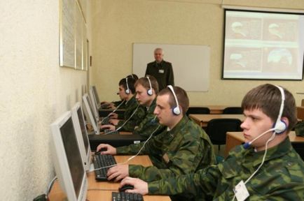 Cum să se înscrie într-o școală militară de informații pentru studenți