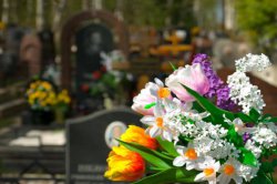 Cum să îngroape un om în București - procesul de înmormântare cu îngropare sau
