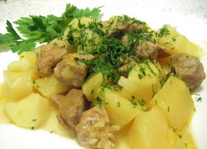 Cum de a găti cartofi, fiert în multivarka cu carne de pui sau carne
