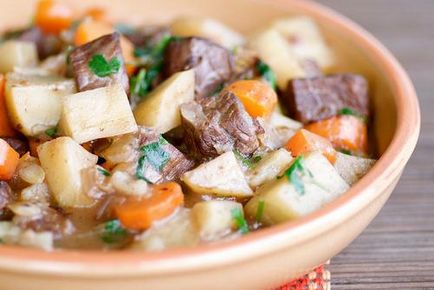 Cum de a găti cartofi tocana cu dovlecei, legume, carne de pui sau carne