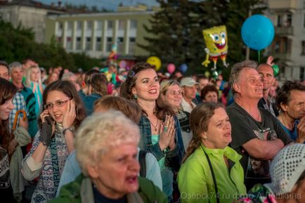 Ca a doua zi a trecut, iar orașul - farul