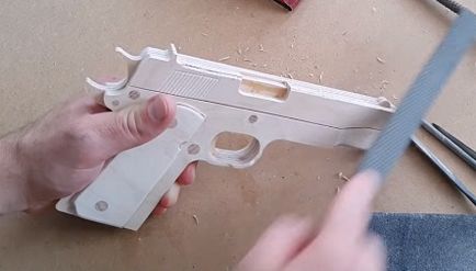 Cum sa faci un pistol din lemn, realizate manual