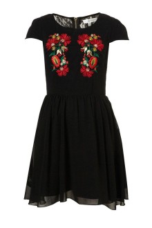 Cum de a decora o rochie neagră cu mâinile, o fotografie (pentru a decora) Cum de a decora o rochie neagră cu mâinile sale, fotografii