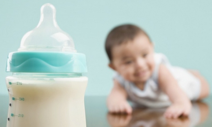 Cum, ce și cât de mult se pot păstra laptele matern exprimat pentru o plimbare în frigider, în