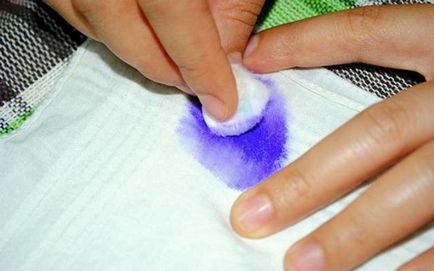 Cum de a aduce un loc de pix de cerneală de pe haine, tapet, mână, piele, țesături și alte elemente