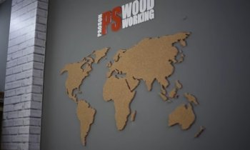 hartă a lumii pe perete, cu mâinile