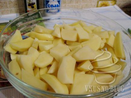 Cartofi cu condimente, coaptă în cuptor - reteta cu o fotografie