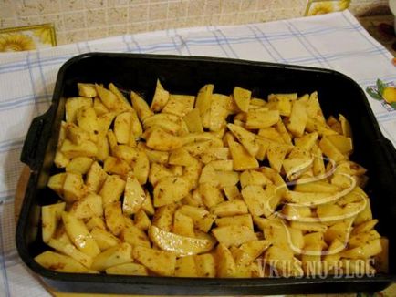 Cartofi cu condimente, coaptă în cuptor - reteta cu o fotografie
