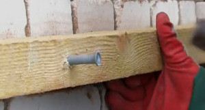 Fixarea unei grinzi de lemn pe un zid de cărămidă cu rukamiinstruktsiya lor  cum să se