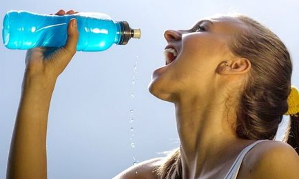 Pot să bea apă în timp ce rulează și ce să bea după jogging