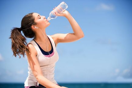 Pot să bea apă în timp ce rulează și ce să bea după jogging