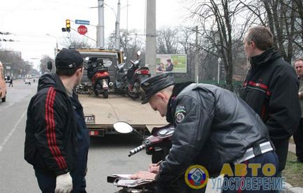 Am nevoie de un permis de conducere pe un scuter (moped) 2017