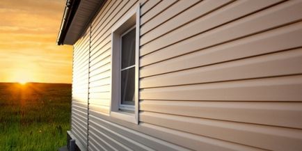 Finisarea fațadei unei materiale pentru casa de țară pentru placarea unei fațade
