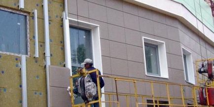 Finisarea fațadei unei materiale pentru casa de țară pentru placarea unei fațade