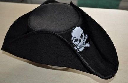 pălărie de pirat cu modele sale mâini cu fotografii