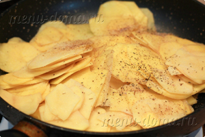 Plăcintă cu cartofi și ciuperci în rețeta cuptorului cu o fotografie