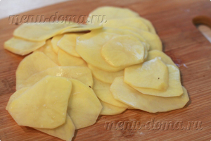 Plăcintă cu cartofi și ciuperci în rețeta cuptorului cu o fotografie