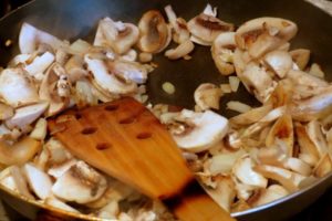 Tort cu carne de pui si ciuperci - cum să gătească, rețete ușor, umplutura suculent