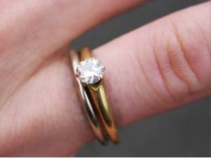 De ce innegresc degetele departe de inele de aur metale și impurități