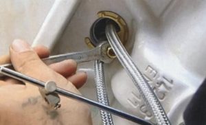Conectați robinetul în bucătărie cu mâinile