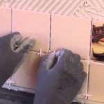 Walkthrough șorț pe gresie de bucătărie cu mâinile lor