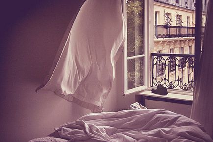 Este adevărat că nu poți dormi cu capul spre fereastră