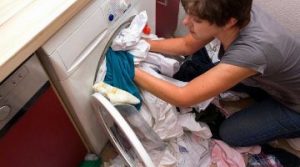 În cazul în care o mașină de spălat de spin ciclu jumping, vibreze sau se agită (sărituri) In timpul ciclului de centrifugare mașină de spălat jumping, vibratoare sau agitare