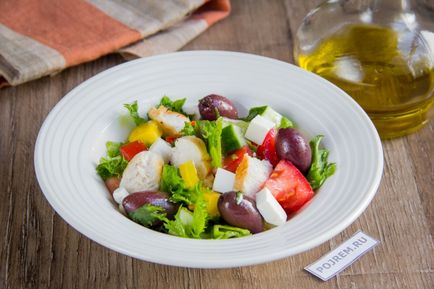 O reteta simpla pentru o salata greceasca cu pui - o reteta clasica - un pas cu pas reteta cu fotografie