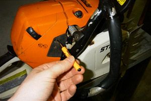 Reglarea carburatorului pe ferăstrăul cu lanț unelte Husqvarna (anti-sensul acelor de ceasornic) Reglarea carburatorului pe ferăstrăul cu lanț unelte Husqvarna