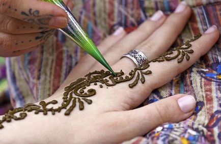 Fotografii (tatuaj) henna pe mana la domiciliu - viața amoroasă