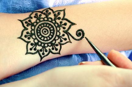 Fotografii (tatuaj) henna pe mana la domiciliu - viața amoroasă