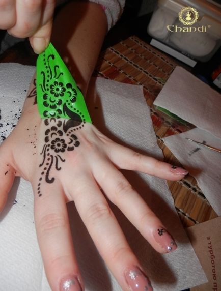 Henna la îndemână la șabloane de acasă cu fotografii și video