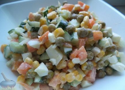 Salata preferate cu cârnați afumat și castravete și porumb - rețete de vacanță 2017