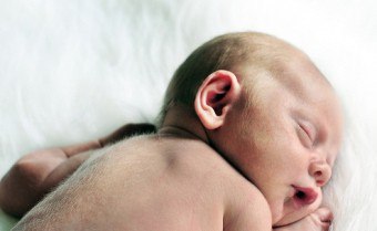 Pămătuful la nou-născut - cum să obțineți pe spate, cum să curețe sau să eliminați părul vellus