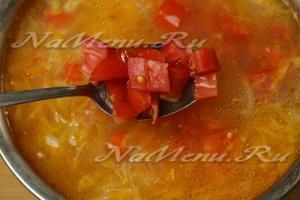 Supa de varza cu varză proaspete, roșii și ardei, reteta