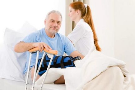 Cum să meargă într-un ghips turnat cu un picior rupt (se aplică pentru gips) Cum să meargă în ghips, cu un picior rupt