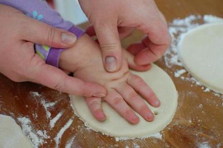 Impresii mâini și picioare pentru copii, cu propriile lor mâini - amintiri din copilarie congelate