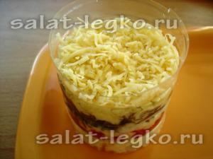 Salata Layered cu ciuperci, brânză și roșii