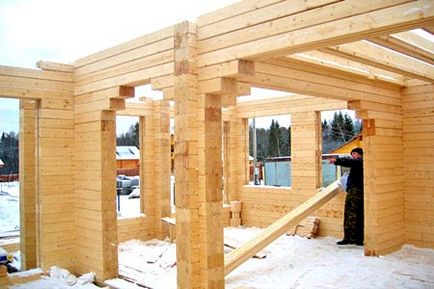 Construcție de case din lemn din grinzi lipite