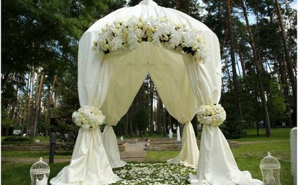 Arcul de nunta cu mâinile lor - flori, tesatura sau bile