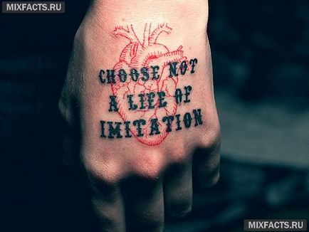 Tatuaj pe mână cu litere de o traducere (foto)